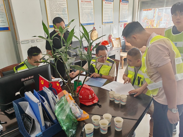 10.9 隆納高速開展中秋國慶節(jié)后復工復產專項檢查照片.jpg