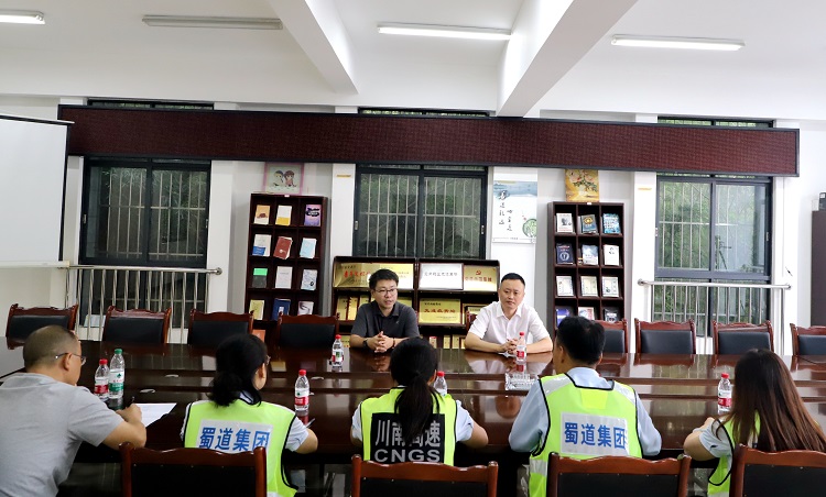 10.14【網(wǎng)站】川南公司黨委副書(shū)記、董事、總經(jīng)理羅煜帶隊(duì)到宜賓管理中心調(diào)研3 (2).JPG