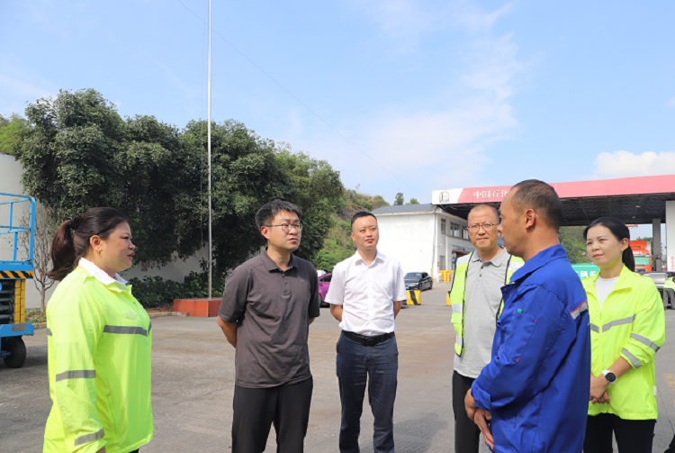 10.14【網(wǎng)站】川南公司黨委副書(shū)記、董事、總經(jīng)理羅煜帶隊(duì)到宜賓管理中心調(diào)研.png