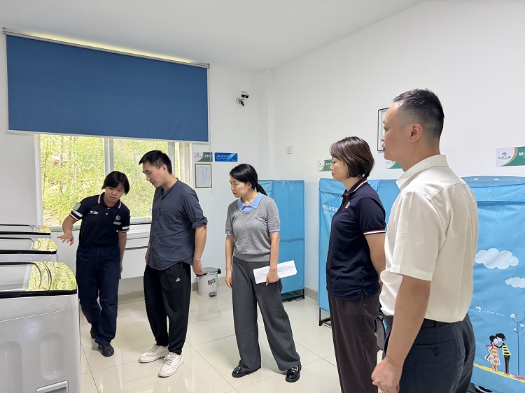 10.16【網(wǎng)站 】四川省交通運輸廳高速公路管理局督導(dǎo)檢查G85銀昆高速冠英停車區(qū)“司機之家”2.jpg