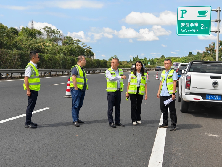 20250924川高公司副總經(jīng)理仇寧濤、四川省交通執(zhí)法總隊(duì)（廳高管局）總工程師孫振到渝蓉高速檢查指導(dǎo)應(yīng)急搶險(xiǎn)工作1_副本.jpg