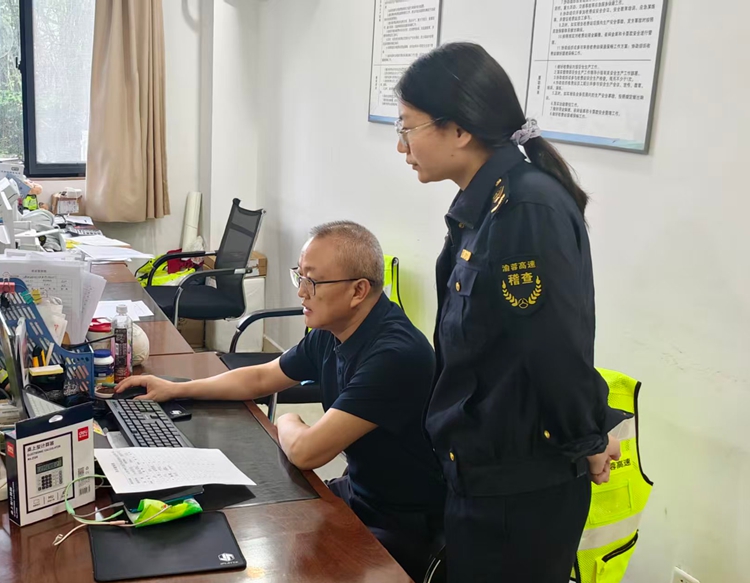 20250924川西公司黨委副書記、副總經(jīng)理孫彬赴渝蓉高速開展包保路段“國慶”“中秋”節(jié)前安全督查工作 (3)_副本.jpg