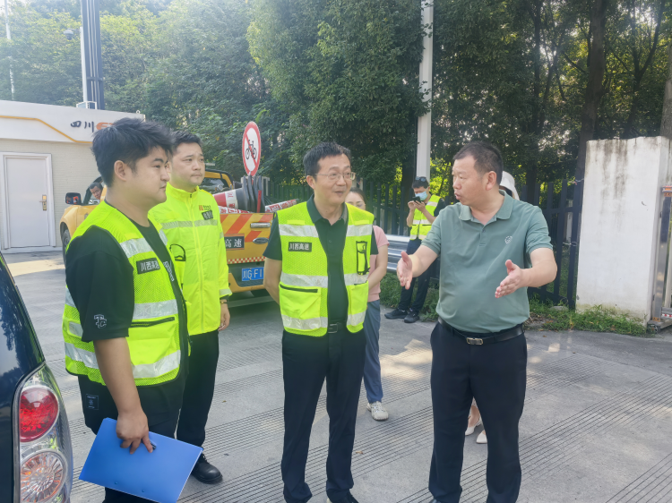 川西公司副總經(jīng)理邊舉先一行赴繞西管理處貨運大道站開展國慶、中秋節(jié)前安全檢查.png